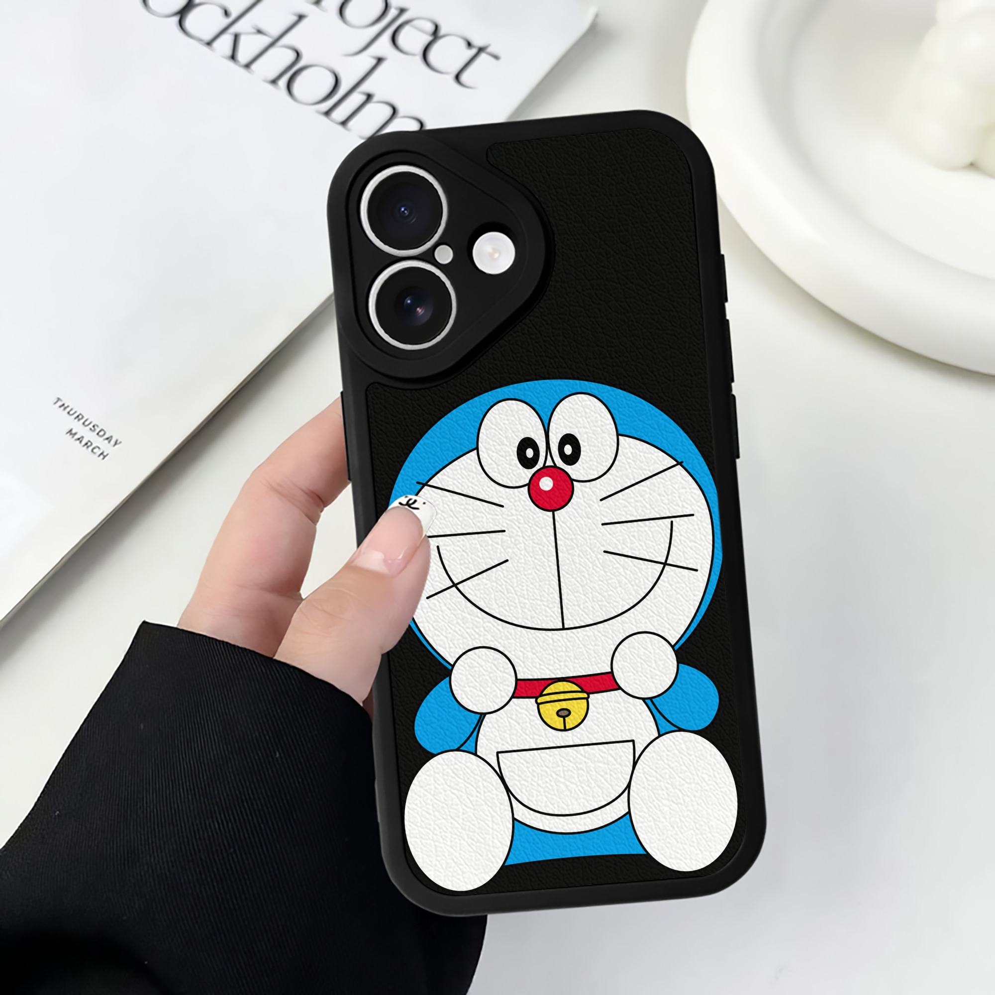 （画像用） ドラえもん Doraemon 【iPhone 16シリーズ対応】シリコンスマホケース（レザー調） 材質：シリコン